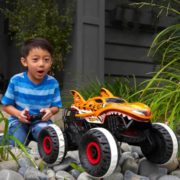 Hot Wheels Monster Trucks, Remote Control Car, 1:15 Scale Tiger Shark RC With All-Terrain Wheels - Image 6
