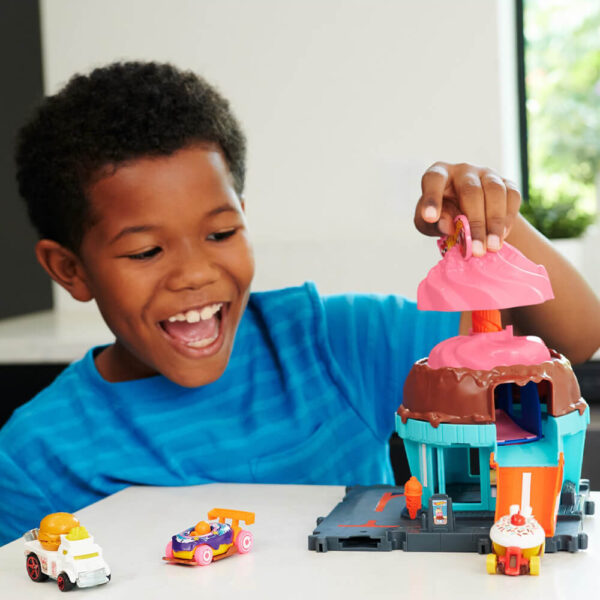 Mattel Hot Wheels City Track Set With 1 Hot Wheels Car, Ice Cream Shop Playset - Image 6