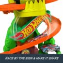Mattel Hot Wheels  City T-Rex Blaze Battle Playset & 1:64 Scale Die-Cast Car, Dinosaur Nemesis