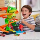 Mattel Hot Wheels  City T-Rex Blaze Battle Playset & 1:64 Scale Die-Cast Car, Dinosaur Nemesis